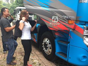 Senyum Dubes Swedia Saat Menyetir Truk Senyum Dubes Swedia Saat Menyetir Truk