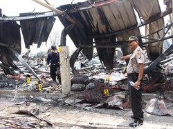 Tim Labfor Polda Jatim Olah TKP Pasar Baru Porong