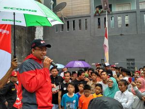 Kampanye di Mampang Saat Hujan, Anies Dipayungi dan Naik Kursi