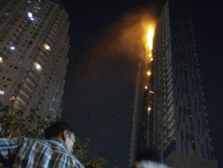 Unit Kecil Petugas Naik Bantu Padamkan Api, Siap Sisir Jika Ada Korban