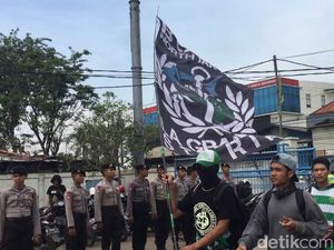 Kawal KLB PSSI, Ratusan Bonek Sudah Tiba di Stadion Tugu