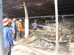 14 Jam Berlalu, Petugas PMK Masih Melakukan Pembasahan Pasar Baru Porong