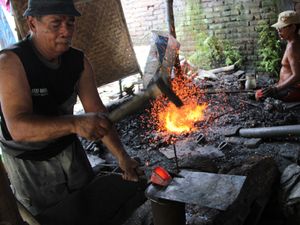Pandai Besi Lokal Dibiarkan Sekarat