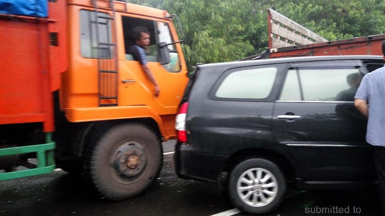 Ada Kecelakaan 2 Truk dan Innova di Tol Cipularang KM 91 