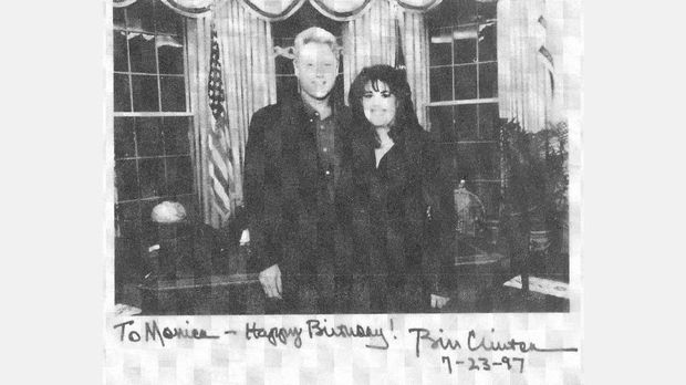 Bill Clinton dan Monica Lewinsky sebelum skandal mereka terkuak.