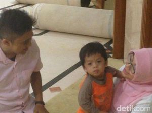 Upaya Orang Tua Obati Kondisi Langka Putranya: Pijat Hingga Mandi Susu Kambing