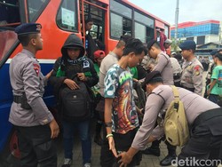 Polisi Ciduk 3 Bonek yang Bawa Senjata Tajam di Stadion Tugu