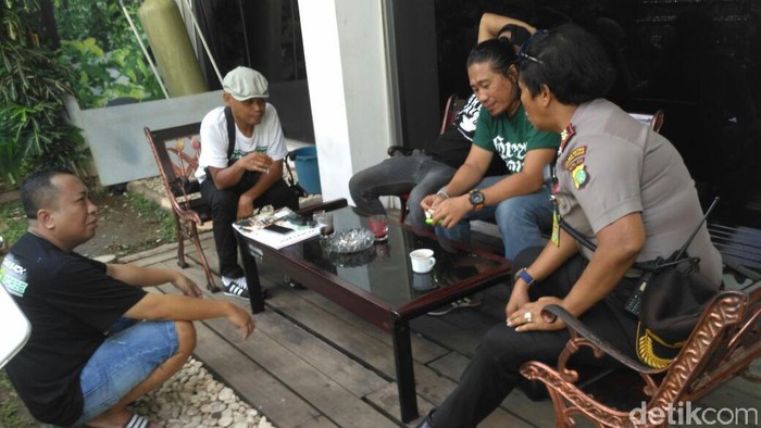 Sejak Pagi Tadi Ratusan Bonek Tiba di Stasiun Pasar Senen