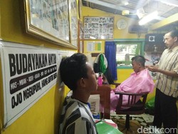 Pak Sis, Tukang Cukur yang Rela Tak Dibayar untuk Jaga Perlintasan KA