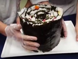 Sushi Roll Raksasa Sepanjang 2,5 Meter Ini Bisa Dinikmati 100 Orang