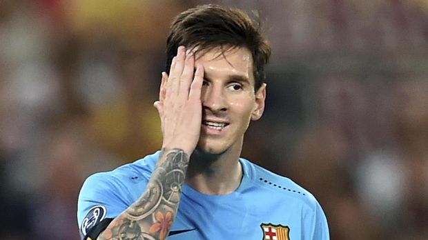 Barcelona's Argentinian forward Lionel Messi reacts after missing a goal during the UEFA Champions League football match between  AS Roma and FC Barcelona at the Rome Olympic stadium, on September 16, 2015 .            AFP PHOTO / ALBERTO PIZZOLI / AFP PHOTO / ALBERTO PIZZOLI