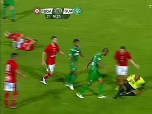 Pesepakbola Ngamuk Ini Hantam Wasit lalu Banting Teman Sendiri