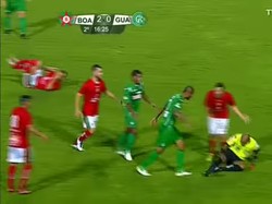 Pesepakbola Ngamuk Ini Hantam Wasit lalu Banting Teman Sendiri