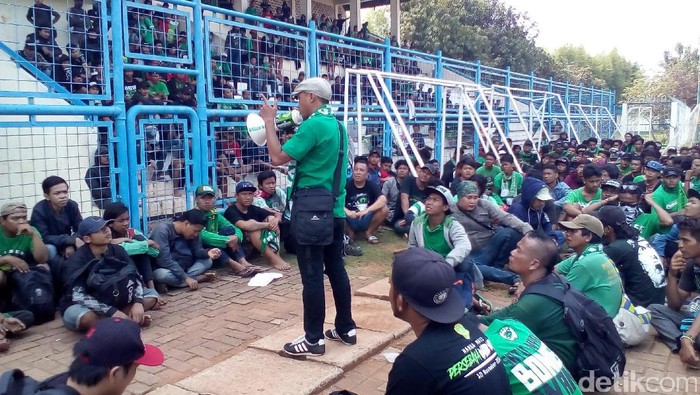 Rombongan Bonek Kembali di Stadion Tugu Membawa Kekecewaan