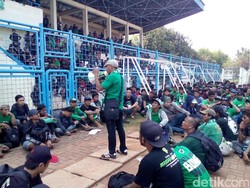 Rombongan Bonek Kembali di Stadion Tugu Membawa Kekecewaan