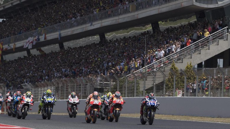 MONTMELO, SPAIN - JUNE 05:  The MotoGP riders start from the grid during the MotoGP race during the MotoGp of Catalunya - Race at Circuit de Catalunya on June 5, 2016 in Montmelo, Spain.  (Photo by Mirco Lazzari gp/Getty Images)