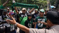 Polisi menjaga ketat aksi ini.
