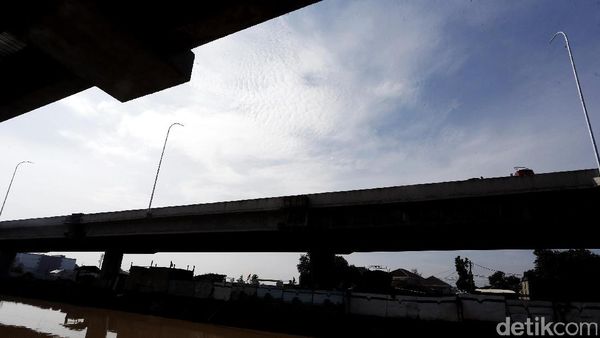 Tiang Penerangan Jalan di Tol Becakayu Telah Terpasang