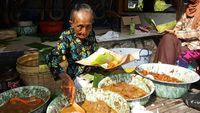 8 Potret Penjual Makanan Legendaris Indonesia yang Tinggal Kenangan
