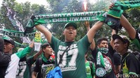 Bonek tiba di Hotel Mercure Ancol sekitar pukul 11.30 WIB.