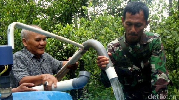 Begini Perjuangan Serda Daryo Salurkan Air Bersih untuk Warga