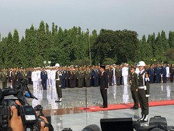 Jokowi Jadi Inspektur Upacara Hari Pahlawan di TMP Kalibata