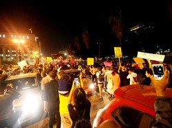 Demonstran Anti-Trump Banjiri Jalanan Los Angeles, Lalu Lintas Berhenti Total