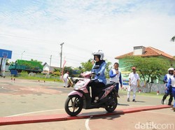 Peringati Hari Pahlawan, Guru-guru Diajari Aman Naik Motor