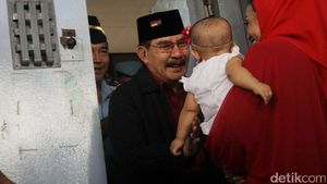 Antasari Azhar Bebas Disambut Cucu