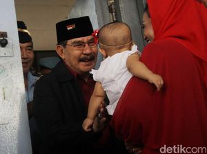 Antasari Azhar Bebas Disambut Cucu