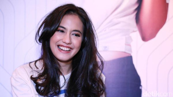 Pevita Pearce Happy Banget Sih!