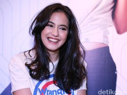 Acroyoga dan Badminton Bikin Pevita Pearce Tambah Cantik