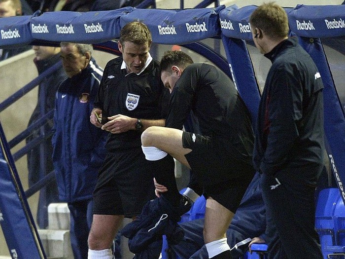 BOLTON - JANUARY 4:  Referee Graham Barber goes off injured and is substituted with the fourth official Mr D.Pugh during the FA Cup third round match between Bolton Wanderers and Sunderland at the Reebok Stadium in Bolton, England on January 4, 2003. (Photo by Alex Livesey/Getty Images)