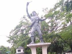 Ironis! Monumen Perjuangan Kalah Populer Dibanding Patung Suro dan Boyo