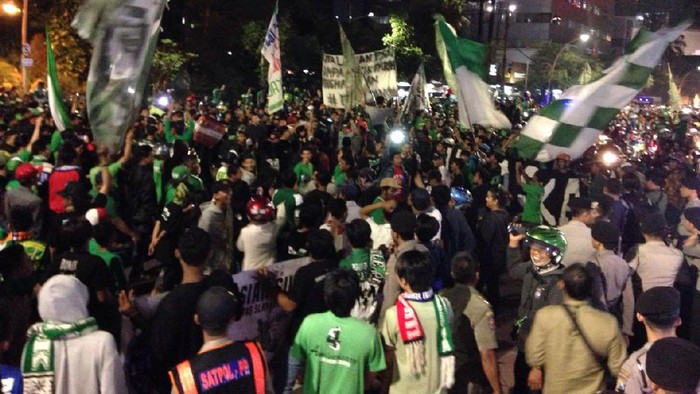 Usai Tutup Jalan, Bonek Lakukan Konvoi Keliling Kota