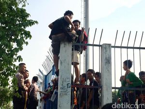 Tak Boleh Datangi KLB PSSI, Bonek Lempari Polisi dengan Nasi Bungkus