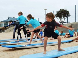 Wow! Selancar Jadi Terapi Bagi Anak dengan Gangguan Belajar