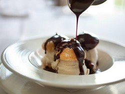 Salted Caramel, Cokelat Hingga Matcha Jadi Saus yang Enak Untuk Es Krim