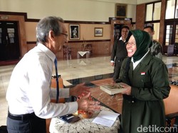 Wali Kota Risma dapat Kado Buku Sejarah Pertempuran Arek Suroboyo
