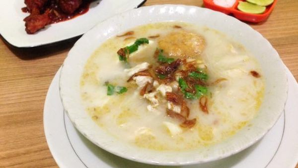 Soto Banjar Komplet Berkuah Susu Gurih yang Memberi Kenyamanan