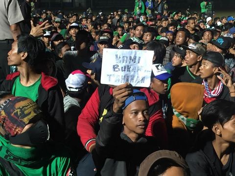 Ratusan Bonek Dipulangkan Malam Ini dari Jakarta