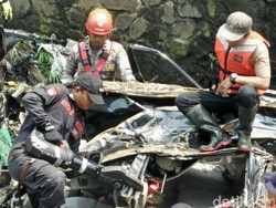 Sulit Dievakuasi dengan Alat Berat, Bangkai Avanza Akhirnya Dipotong-potong