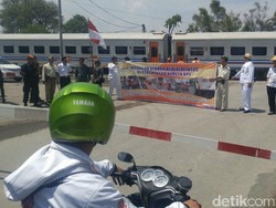 Bujuk Pemotor Tak Terobos Pintu KA di Semarang, Petugas KAI Bagikan Bunga