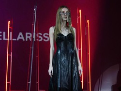 Stella Rissa Tampilkan Koleksi Gaun Era Victoria dan Punk yang Seksi