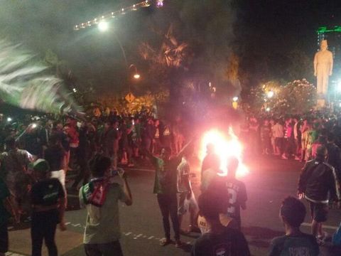 Kecewa Keputusan Kongres PSSI, Bonek Gelar Aksi Tutup Jalan di Surabaya