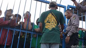 Ratusan Bonek di Stadion Tugu Dikawal Polisi