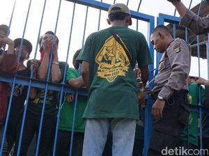 Ratusan Bonek di Stadion Tugu Dikawal Polisi