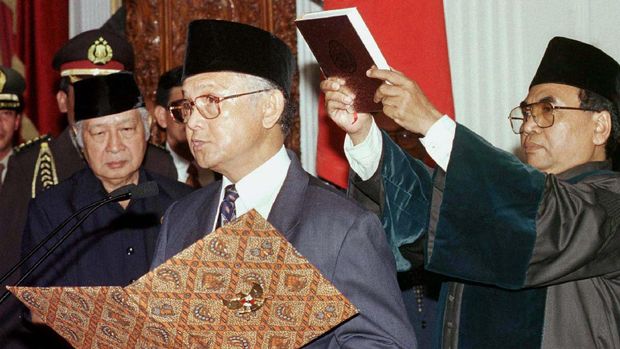BJ Habibie ketika disumpah sebagai Presiden RI ke-3 di Istana Negara, 21 Mei 1998.