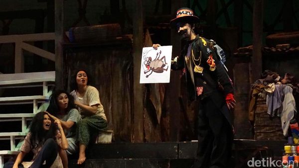 Pementasan Teater Koma Lewat Lakon Opera Kecoa