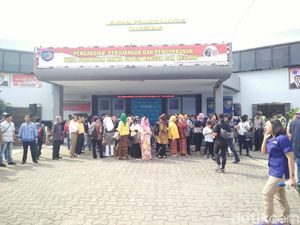 Kerabat dan Masyarakat Anti Korupsi Datangi LP Sambut Bebasnya Antasari Azhar